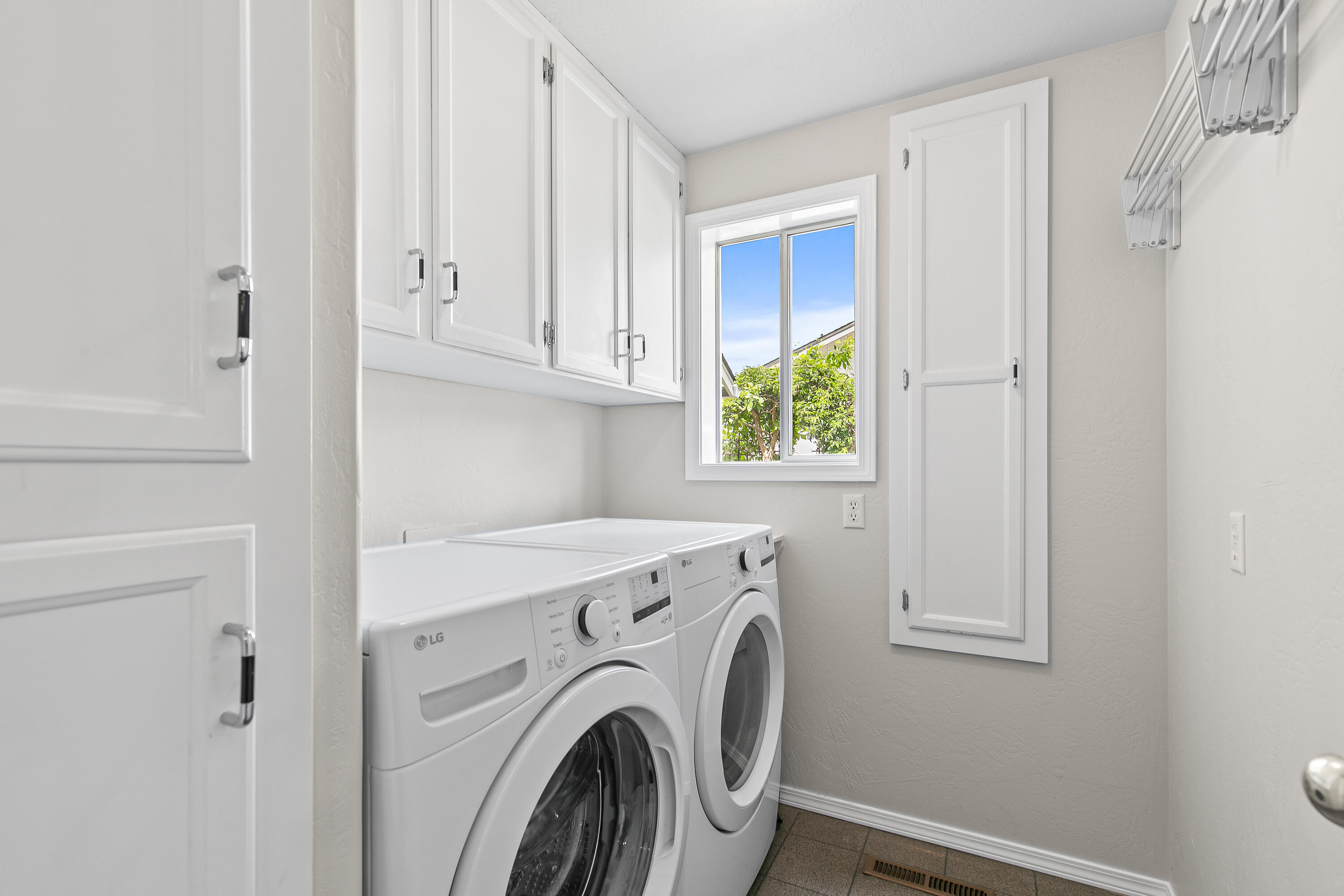 2338 Ridge Way Medford, OR 97504 - Photo 14 of 48 Laundry - 14
