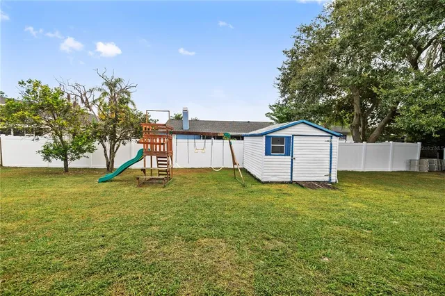 a view of a backyard