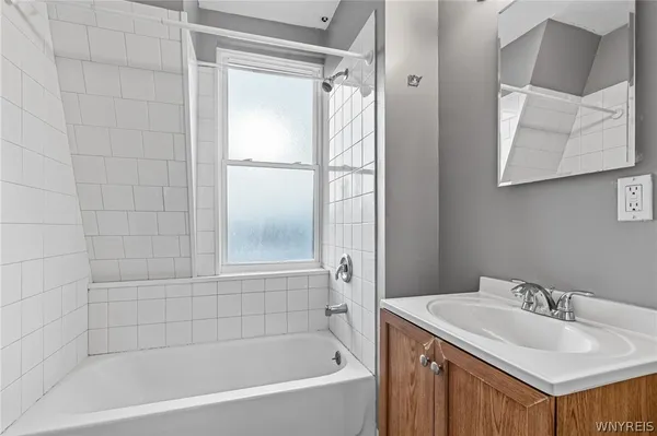 $1,250 | 2111 Seneca Street, Unit 4, Buffalo, NY 14210