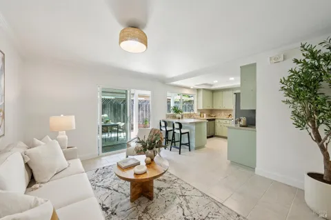 $825,000 | 215 Hemlock Drive, Healdsburg, CA 95448