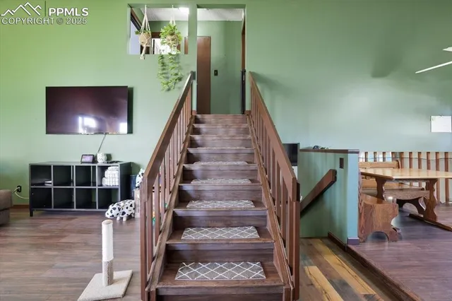 a view of entryway livingroom and hall