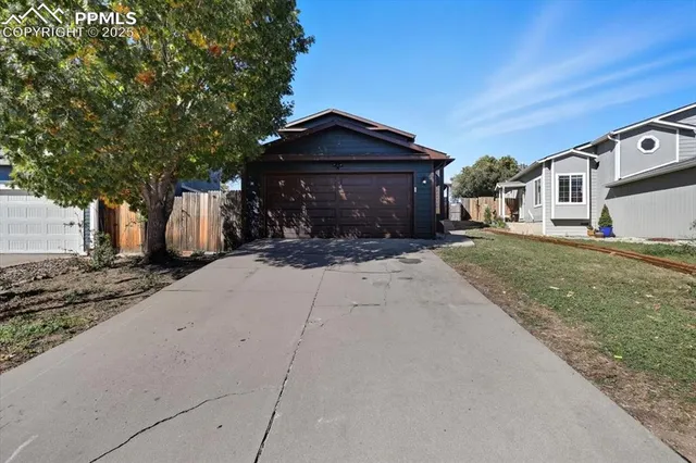 a picture of floor with a white wall and a painting