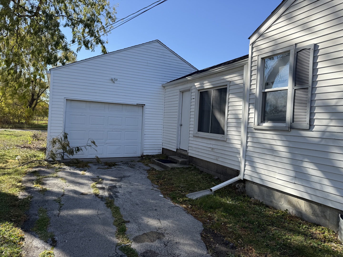 625 South Gordon Avenue Kankakee, IL 60901 - Photo 2 of 15 a front view of a house with a yard
