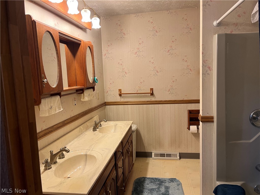 13604 Alexander Road Cleveland, OH 44125 - Photo 27 of 49 Spacious Master Bathroom with shower/tub combo