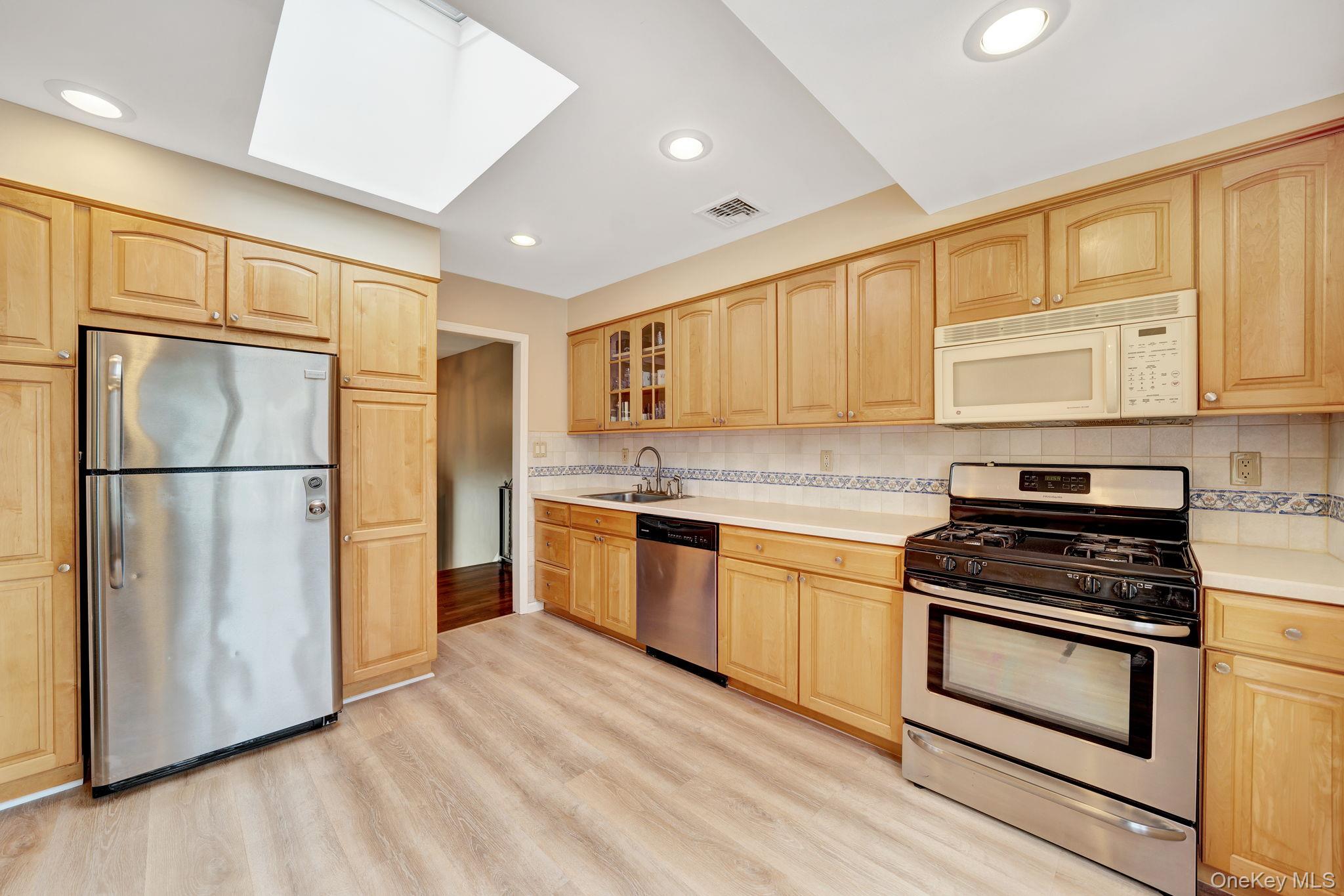 27 Pheasant Drive Commack, NY 11725 - Photo 4 of 33