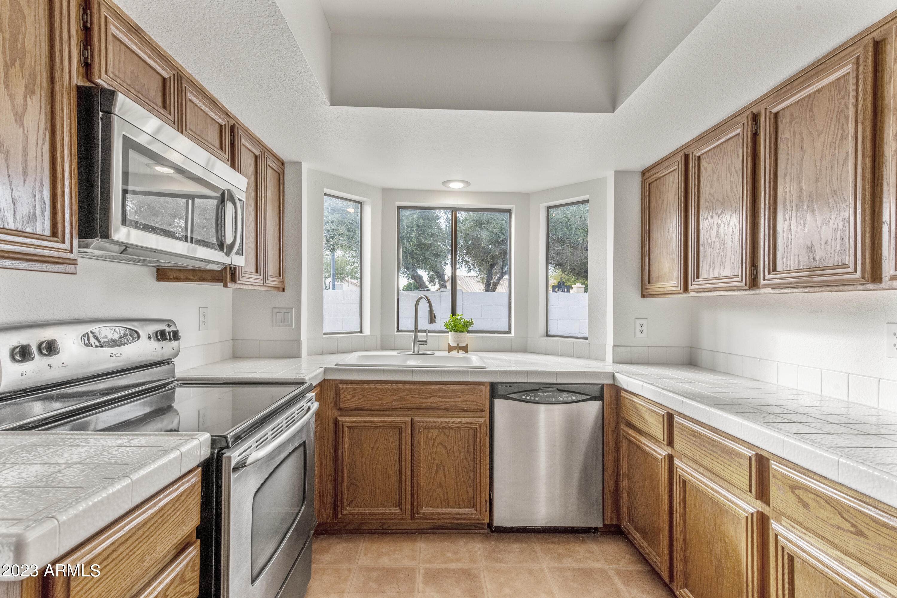 614 West Grandview Road Phoenix, AZ 85023 - Photo 5 of 22 Kitchen