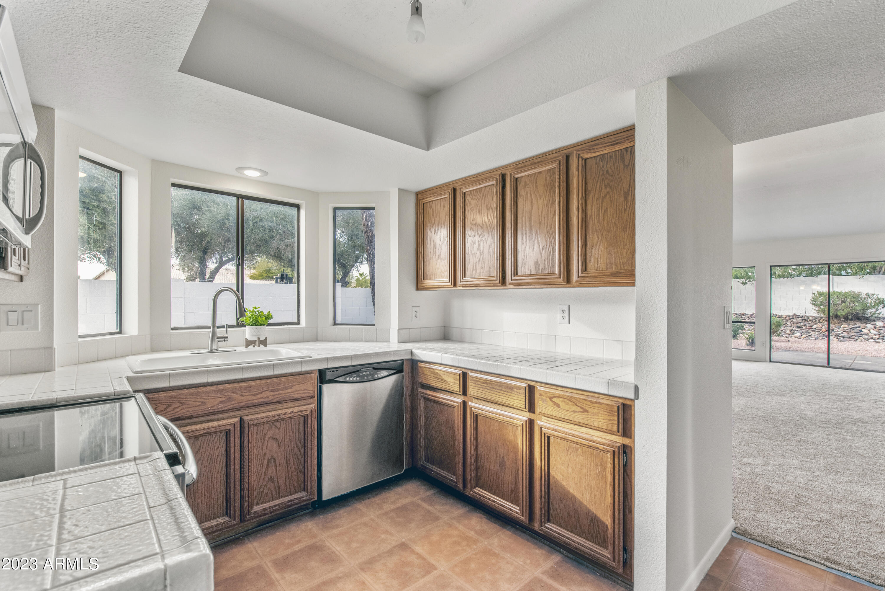 614 West Grandview Road Phoenix, AZ 85023 - Photo 7 of 22 Kitchen looking into great room