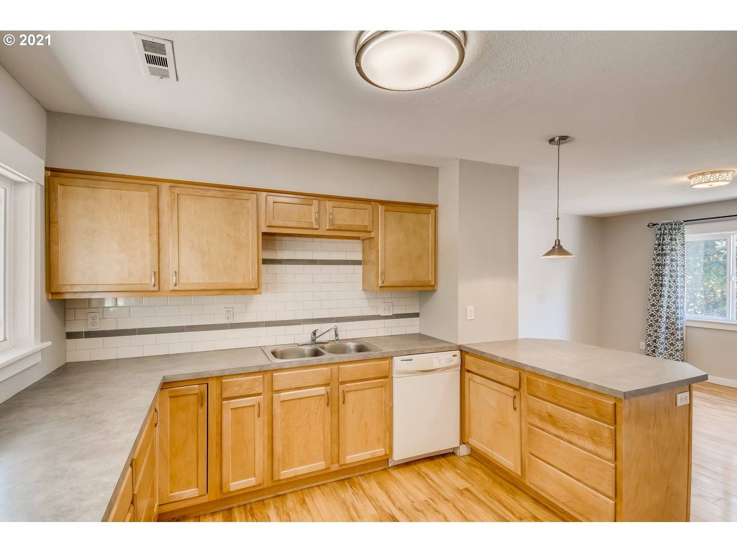 12985 Southwest Walker Road Beaverton, OR 97005 - Photo 12 of 30 Gallery Image 12
