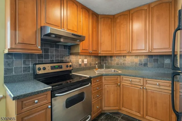 $240,000 | 203 North Beverwyck Road, Unit 1, Lake Hiawatha, NJ 07034