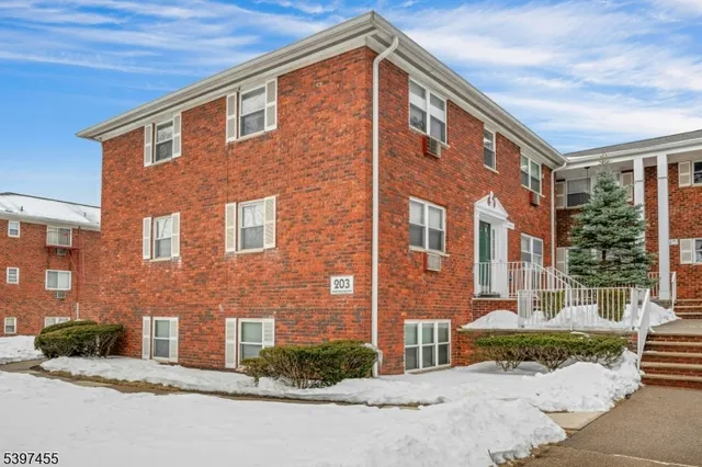 $240,000 | 203 North Beverwyck Road, Unit 1, Lake Hiawatha, NJ 07034