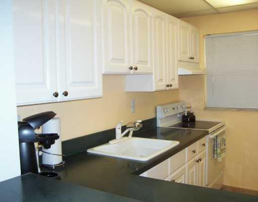 1331 Lincoln Road, Unit 403 Miami Beach, FL 33139 - Photo 5 of 6 Kitchen