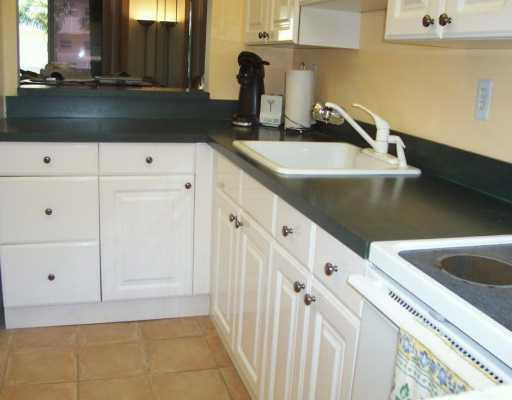 1331 Lincoln Road, Unit 403 Miami Beach, FL 33139 - Photo 6 of 6 Kitchen