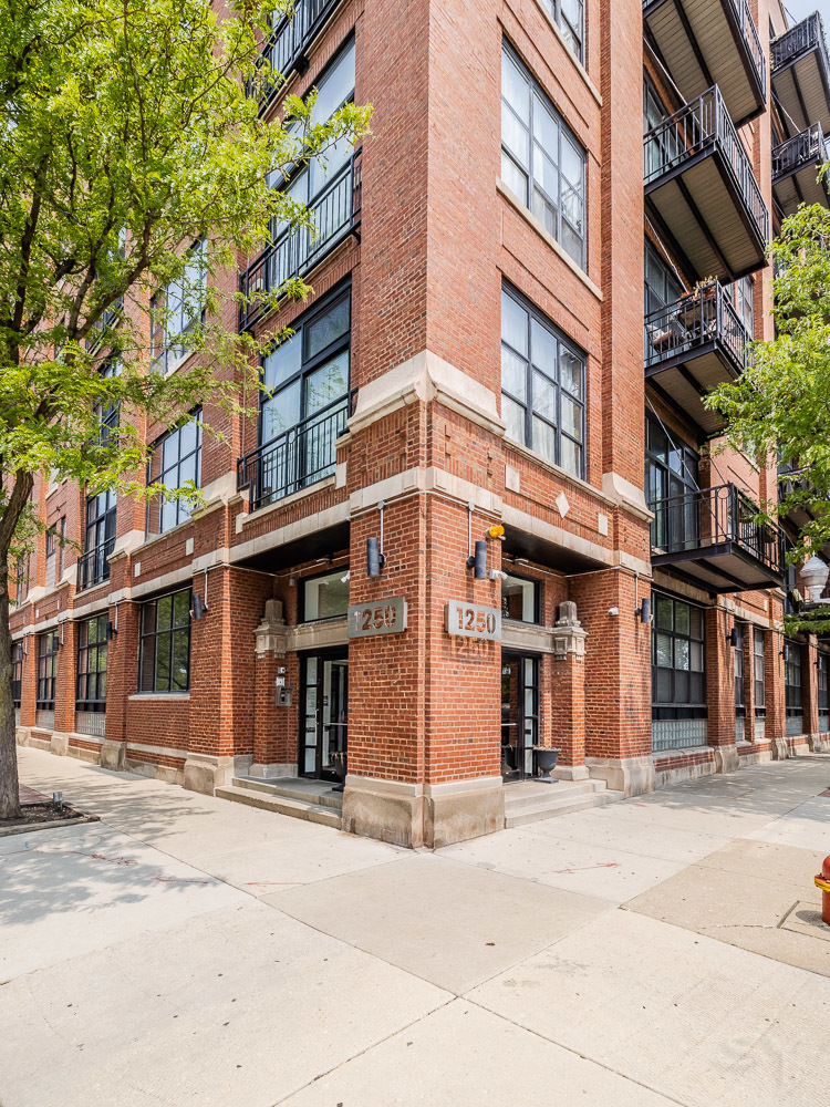 1250 West Van Buren Street, Unit 703 Chicago, IL 60607 - Photo 2 of 18 a street corner of a building
