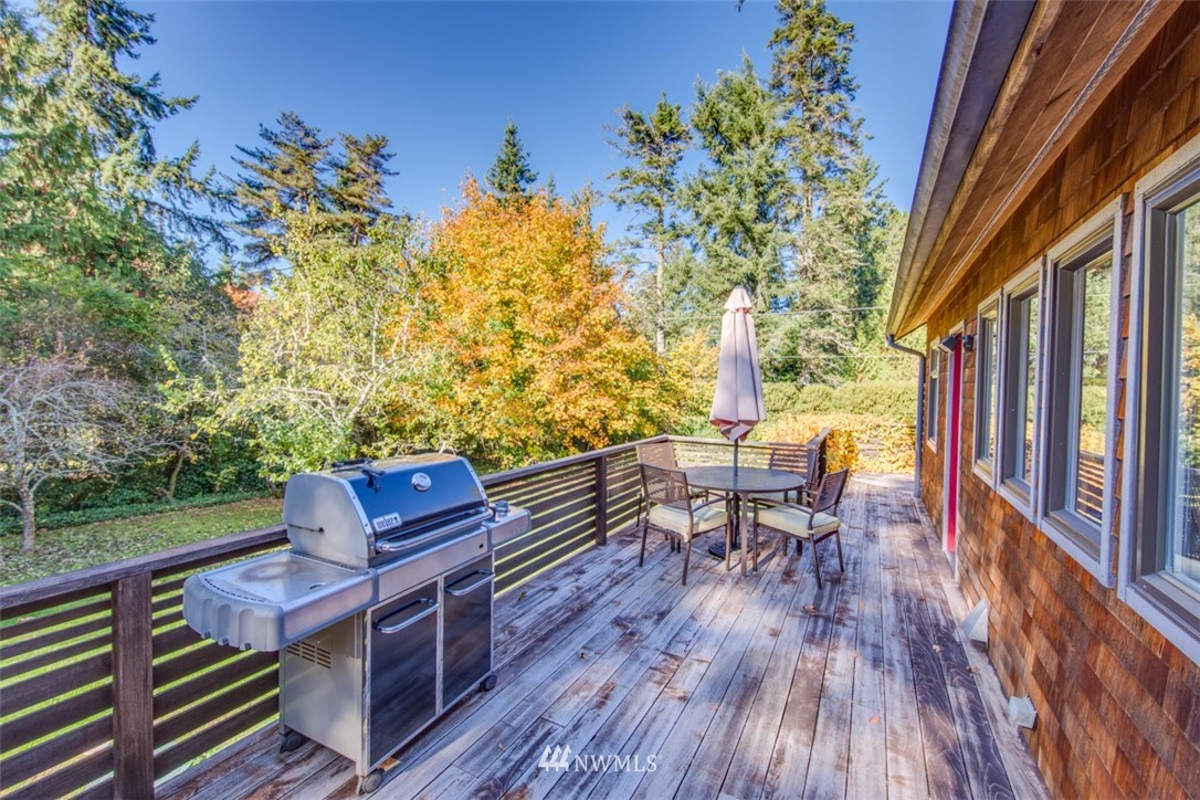 8937 Northeast Spargur Loop Road Bainbridge Island, WA 98110 - Photo 8 of 22 Gallery Image 8