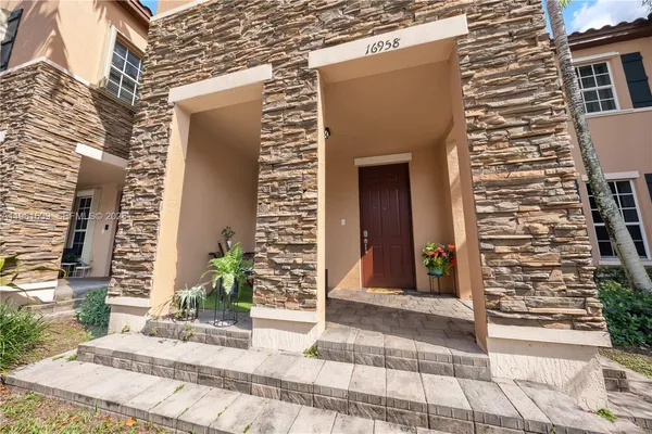 $525,000 | 16958 Southwest 92nd Street, Unit 16958, Miami, FL 33196