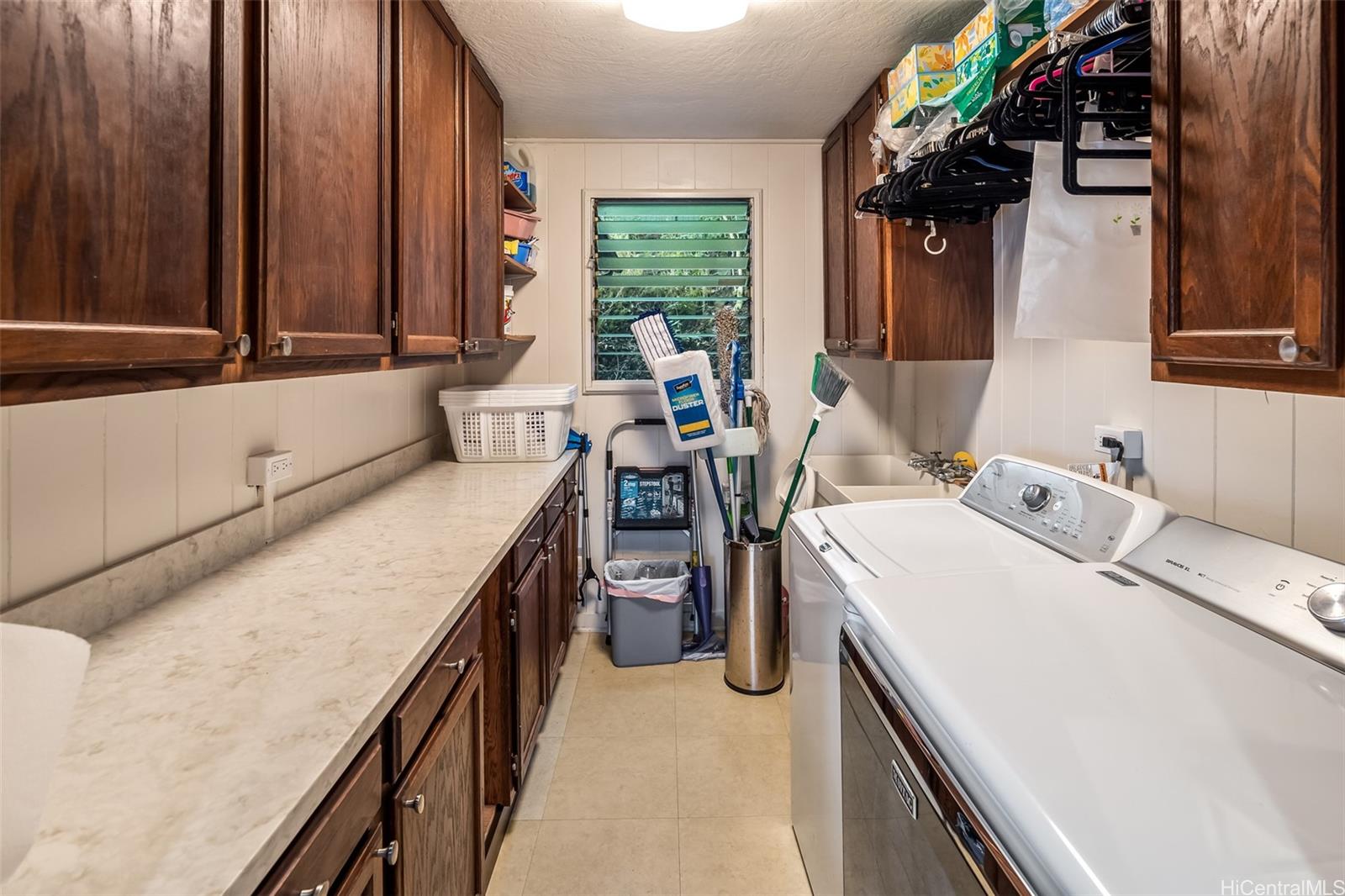 381 Puiwa Road Honolulu, HI 96817 - Photo 6 of 24 Laundry room off of the kitchen
