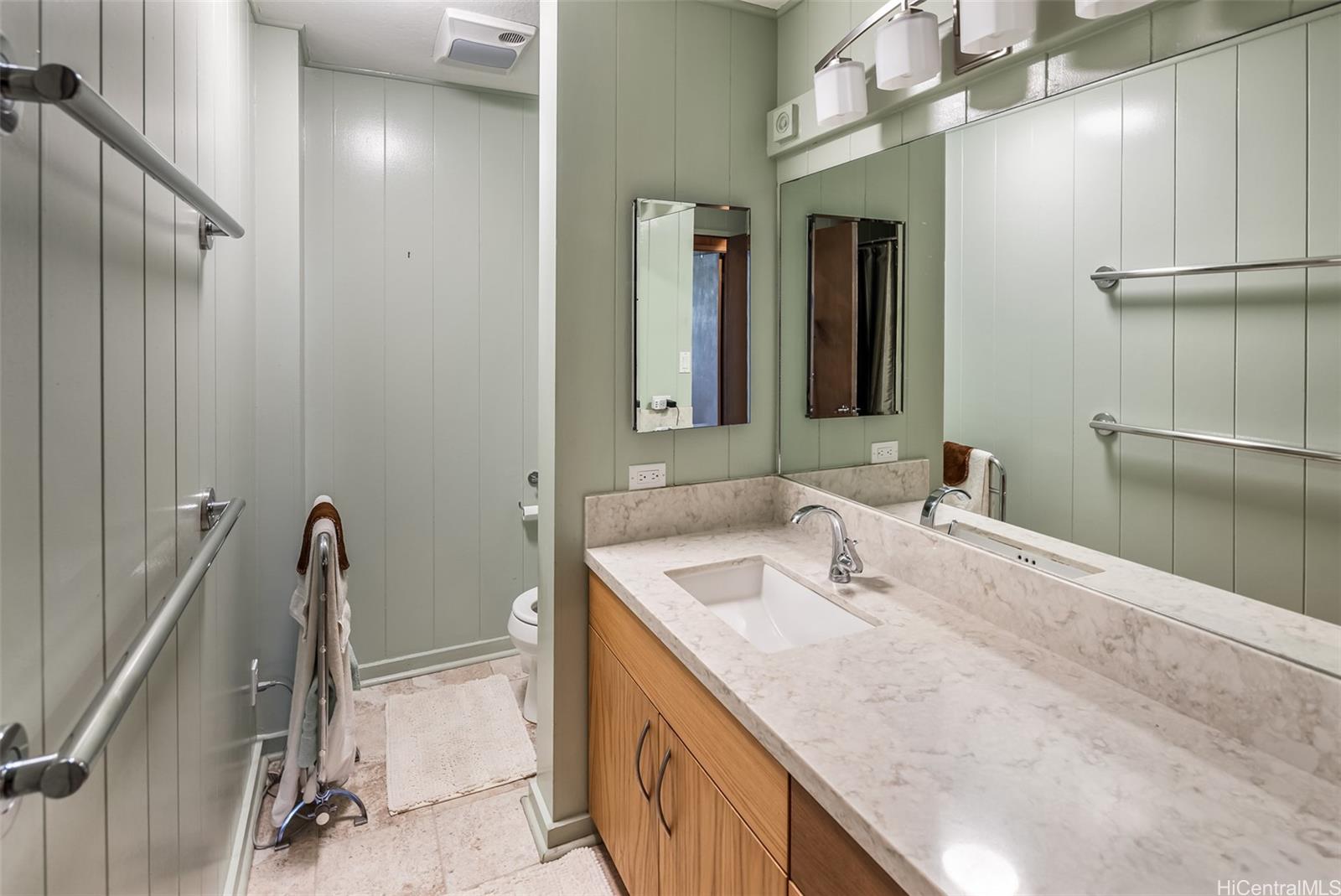 381 Puiwa Road Honolulu, HI 96817 - Photo 7 of 24 Hallway bathroom