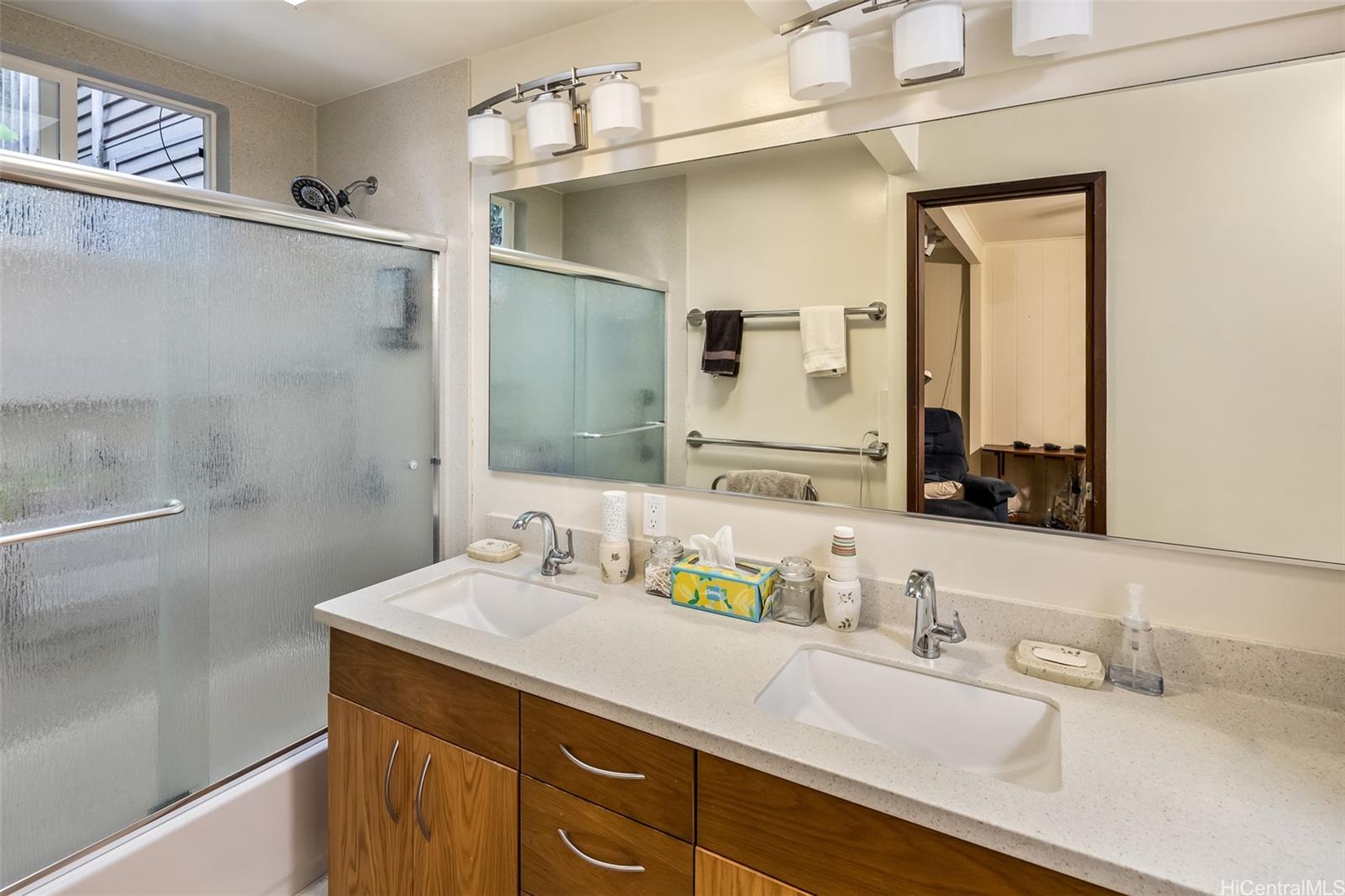 381 Puiwa Road Honolulu, HI 96817 - Photo 9 of 24 Bathroom in the primary bedroom