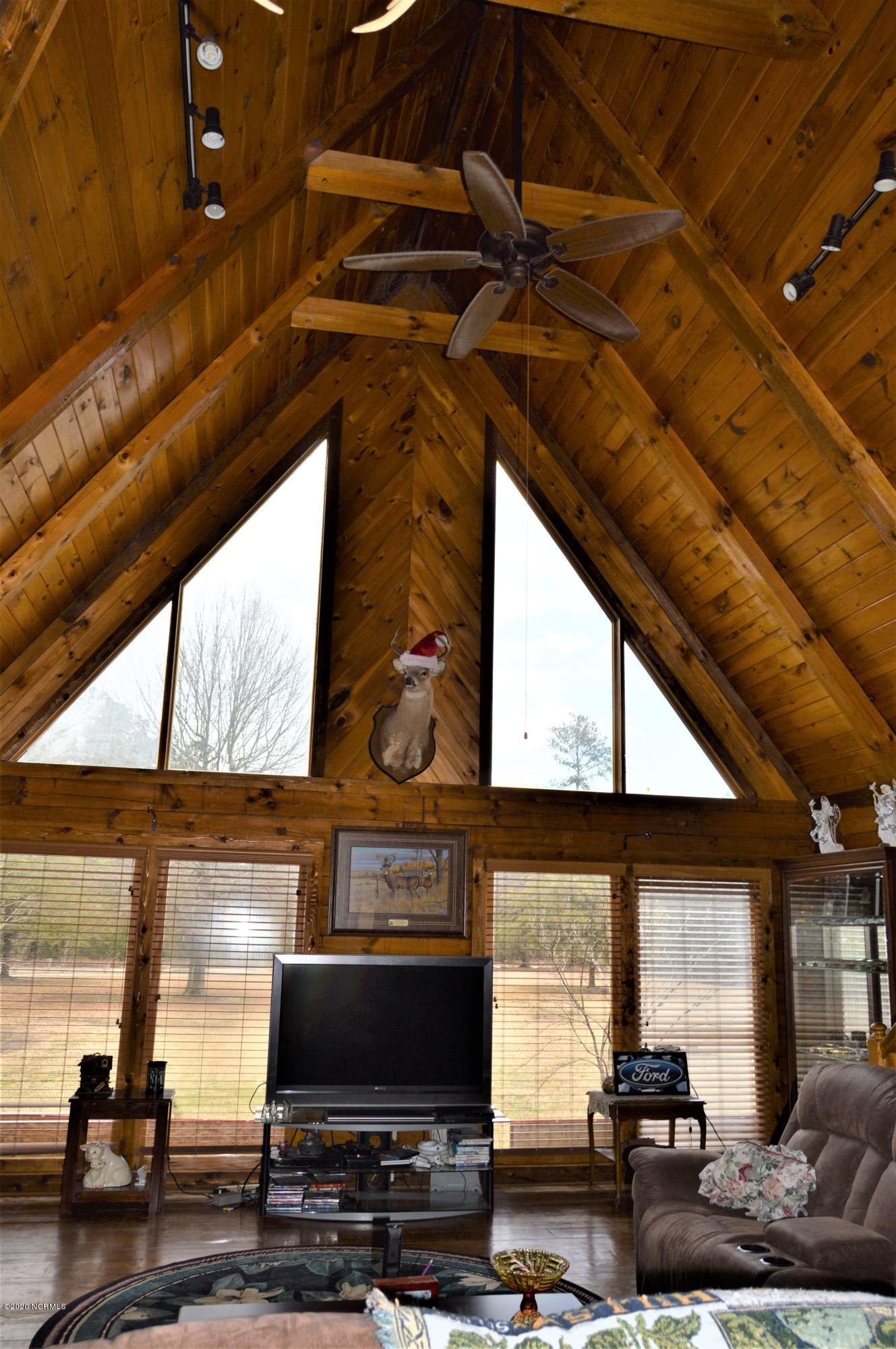 605 Pelham Road Willard, NC 28478 - Photo 11 of 42 front window wall and ceiling