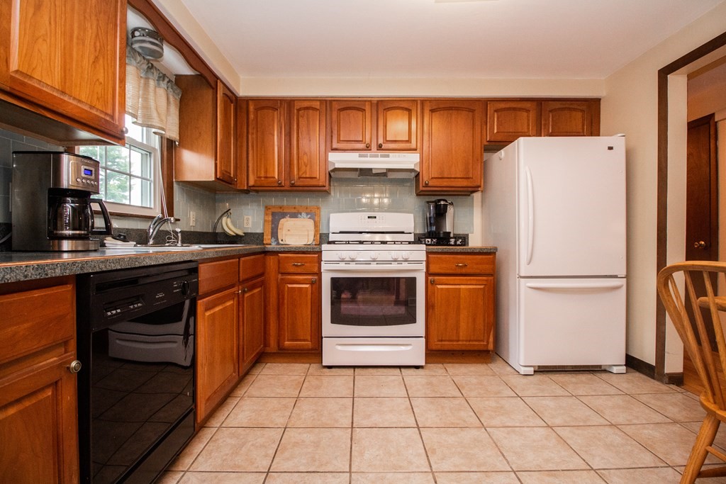4 Westport Road Worcester, MA 01605 - Photo 10 of 30 Gallery Image 10