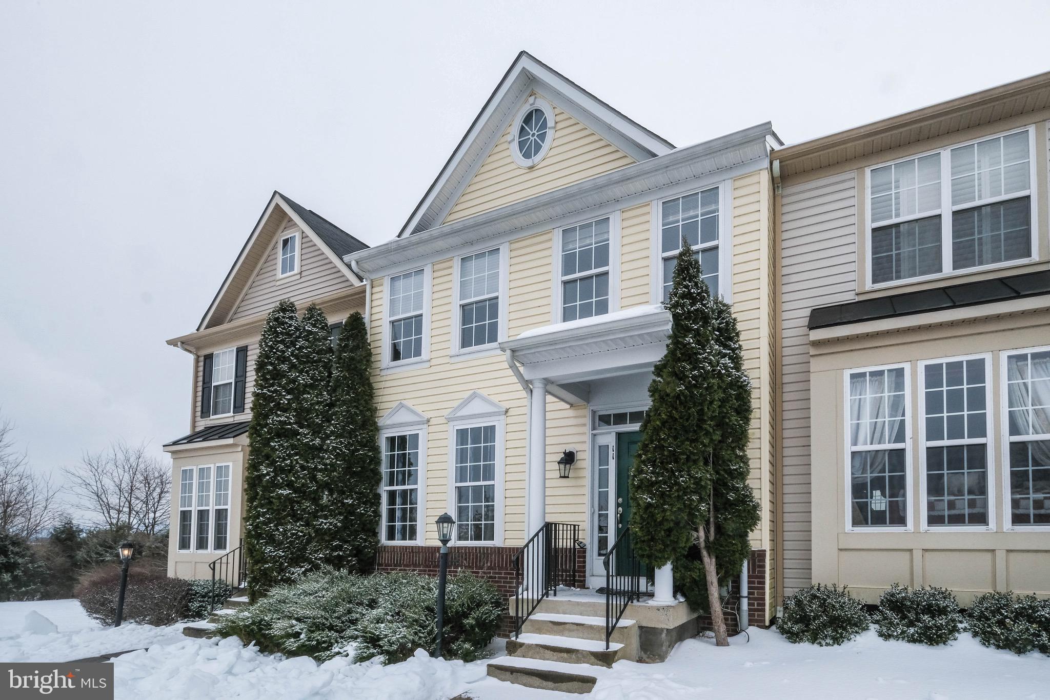 Move-in-ready townhome w/ mountain views