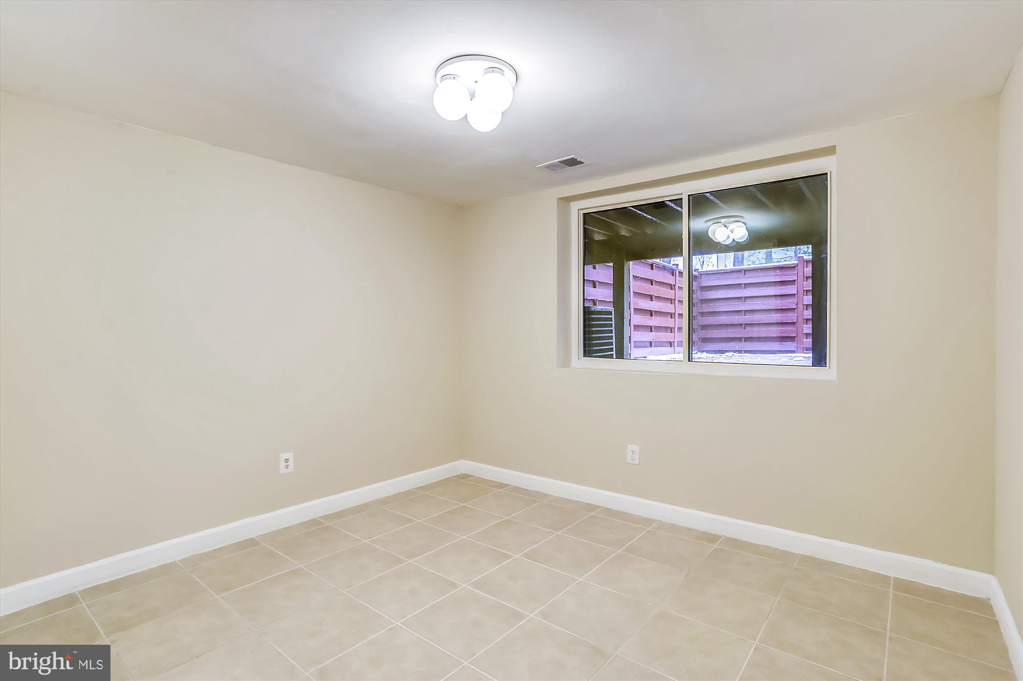 21131 Crocus Terrace Ashburn, VA 20147 - Photo 4 of 37 an empty room with a workspace