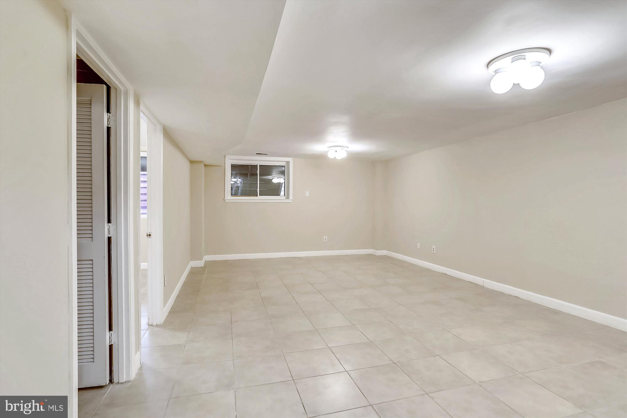 21131 Crocus Terrace Ashburn, VA 20147 - Photo 6 of 37 an empty room with a empty space and windows