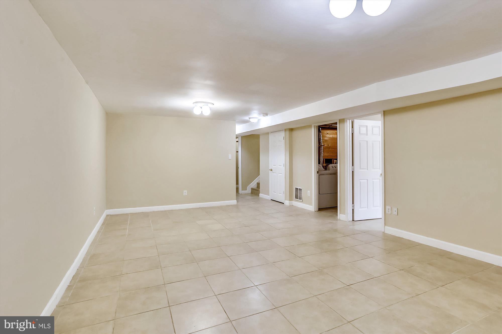 21131 Crocus Terrace Ashburn, VA 20147 - Photo 8 of 37 an empty room with a natural light