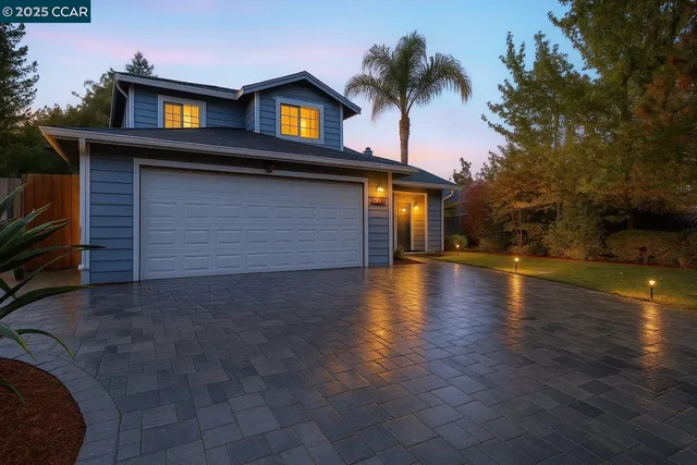 a view of a house with a yard