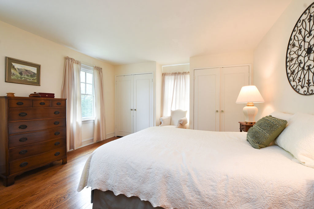 4620 Wolf Road Western Springs, IL 60558 - Photo 8 of 20 a bed room with a bed mirror and a window