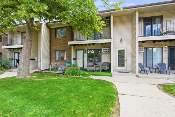 $164,900 | 1646 South Carriage Lane, Unit 2, New Berlin, WI 53151