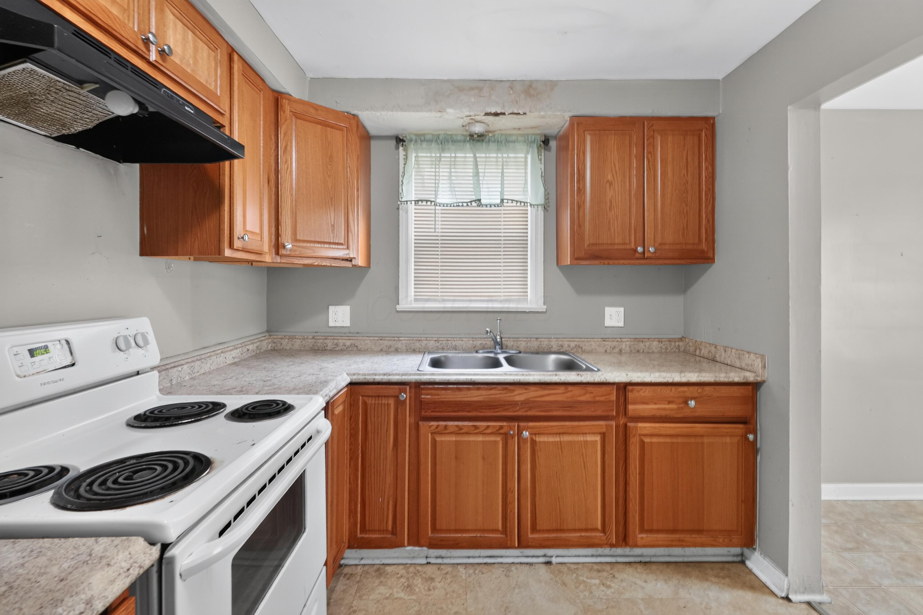 594 South Hampton Road Columbus, OH 43213 - Photo 7 of 21 07_594_S_Hampton_Rd-Kitchen-n-13