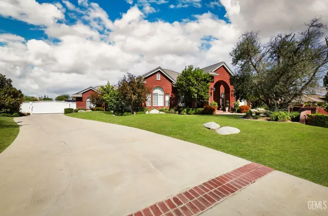 a view of a house with garden and yard