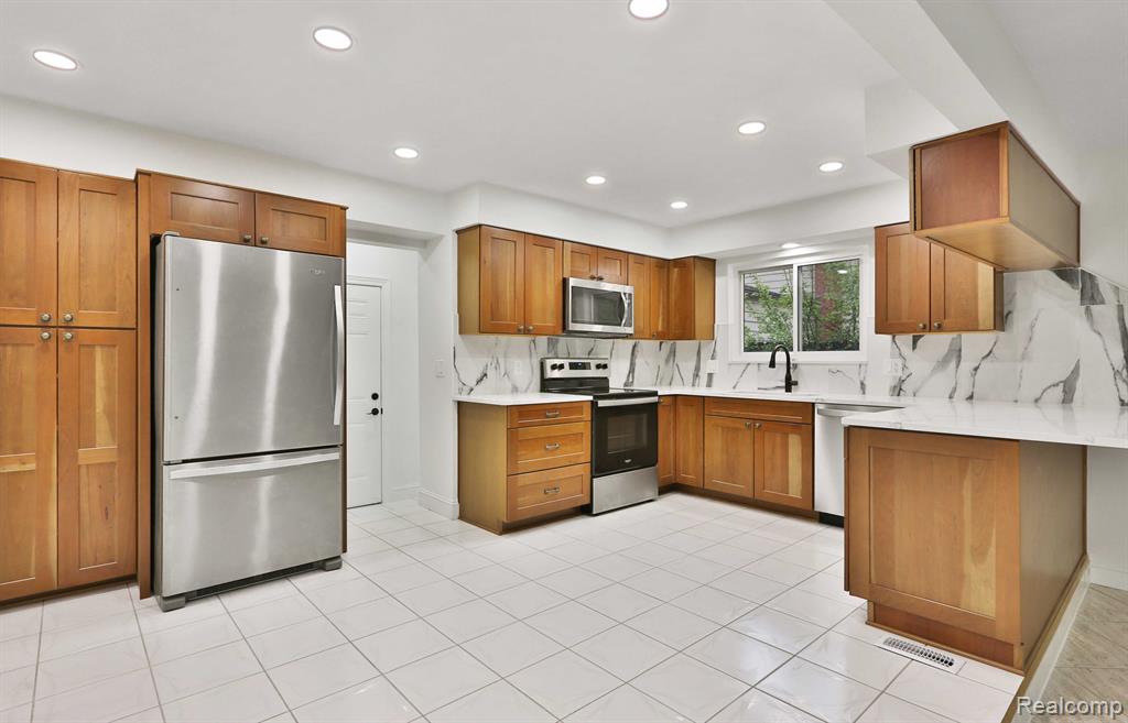 2874 Samuel Drive Troy, MI 48083 - Photo 8 of 23