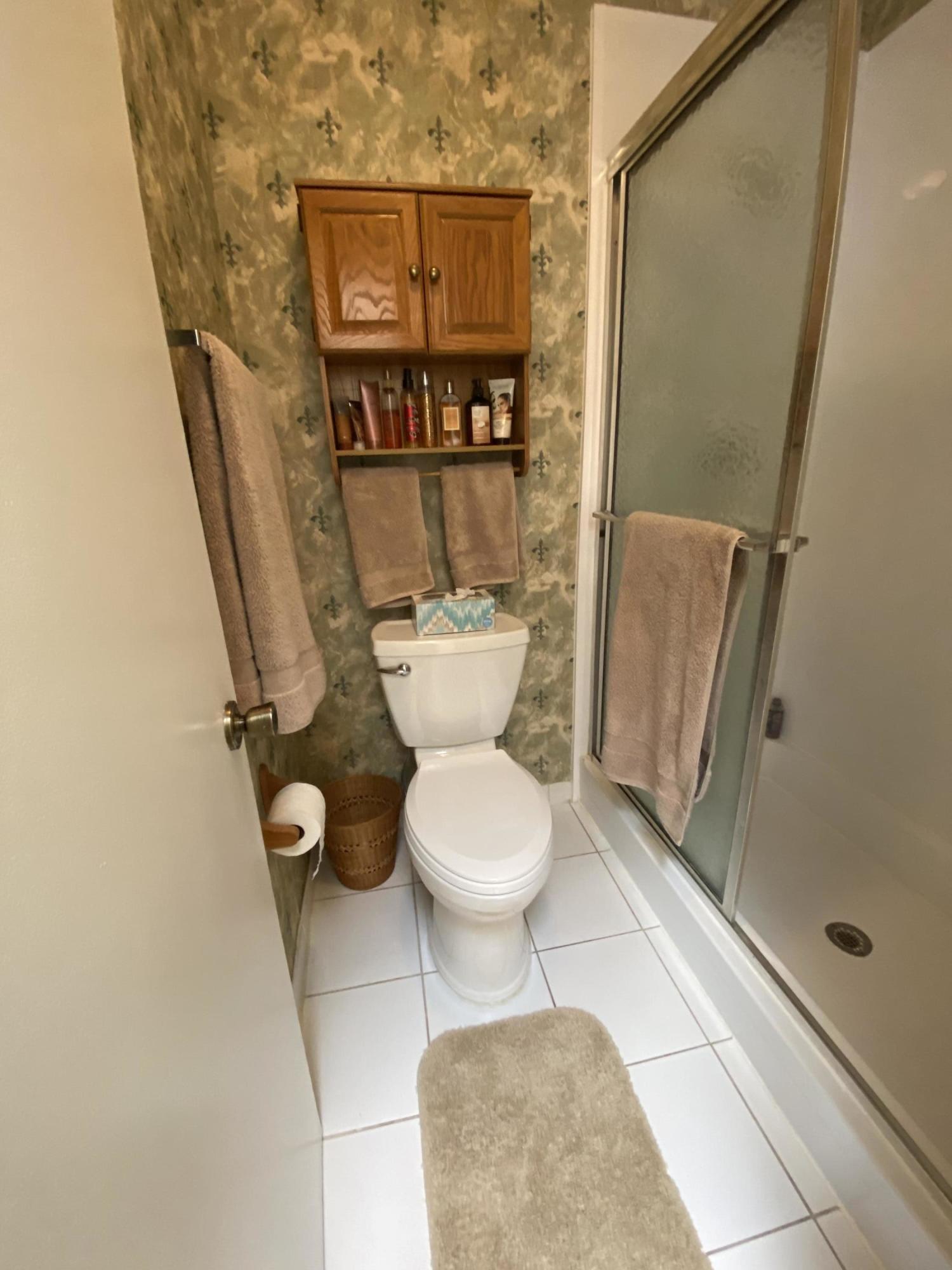 8904 G Southwest 22nd Street Boca Raton, FL 33433 - Photo 33 of 40 Master Bath toilet