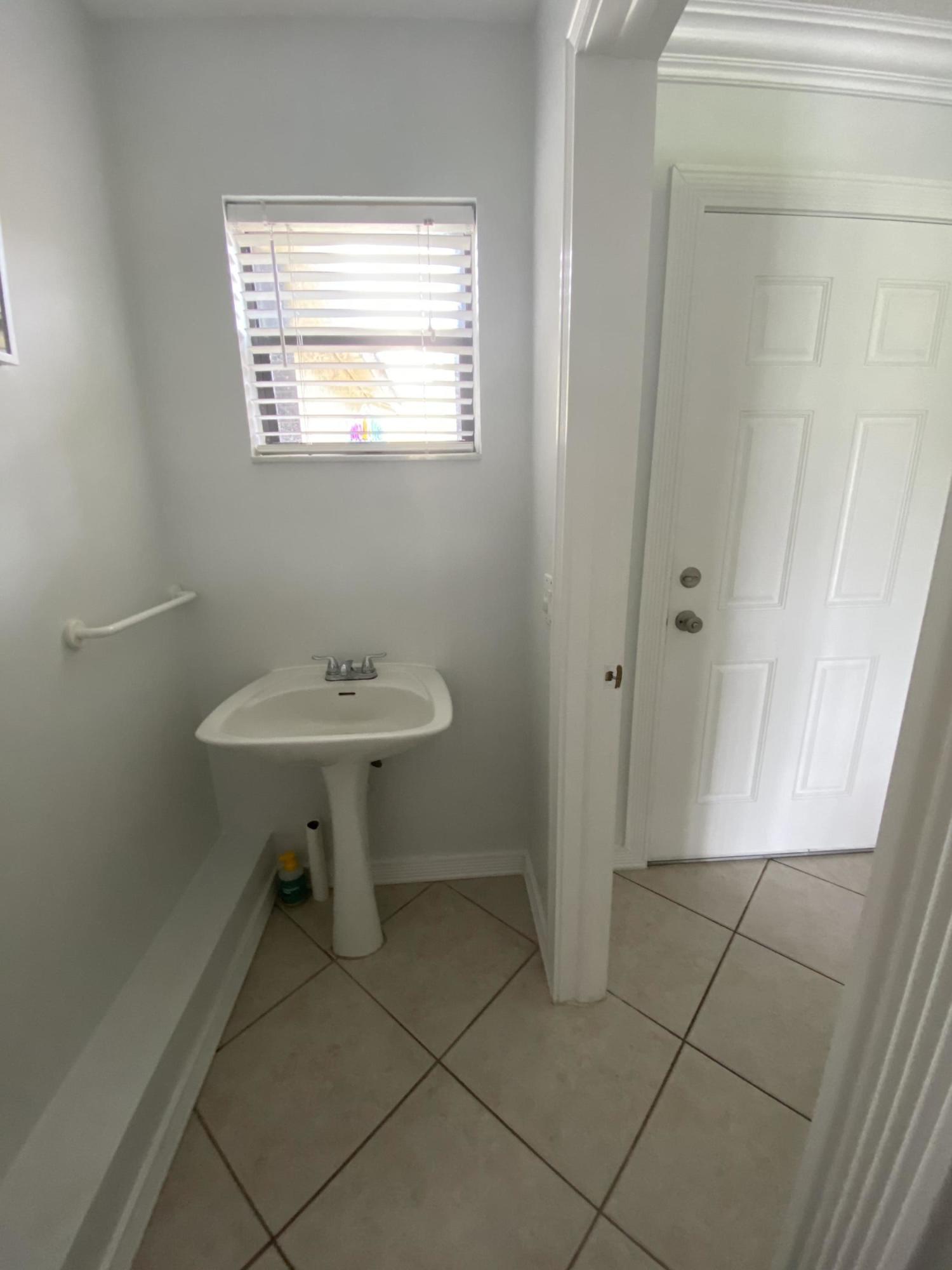 8904 G Southwest 22nd Street Boca Raton, FL 33433 - Photo 5 of 40 0.5 bath 1