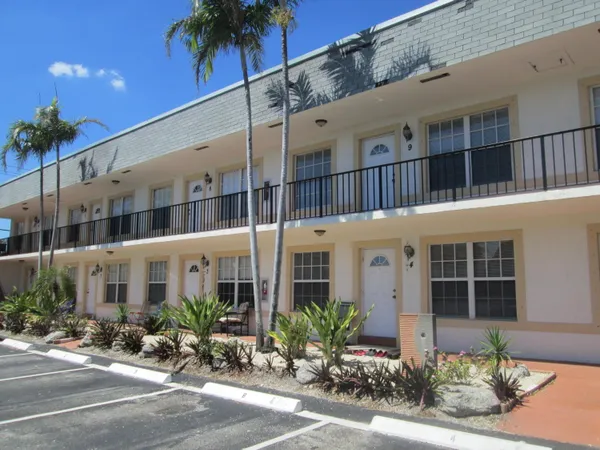 $1,800 | 405 North Cypress Drive, Unit 5, Tequesta, FL 33469