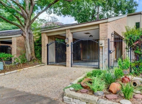 $2,400 | 9400 Doliver Drive, Unit 9, Houston, TX 77063