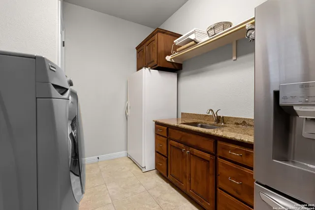 a view of yard with tree