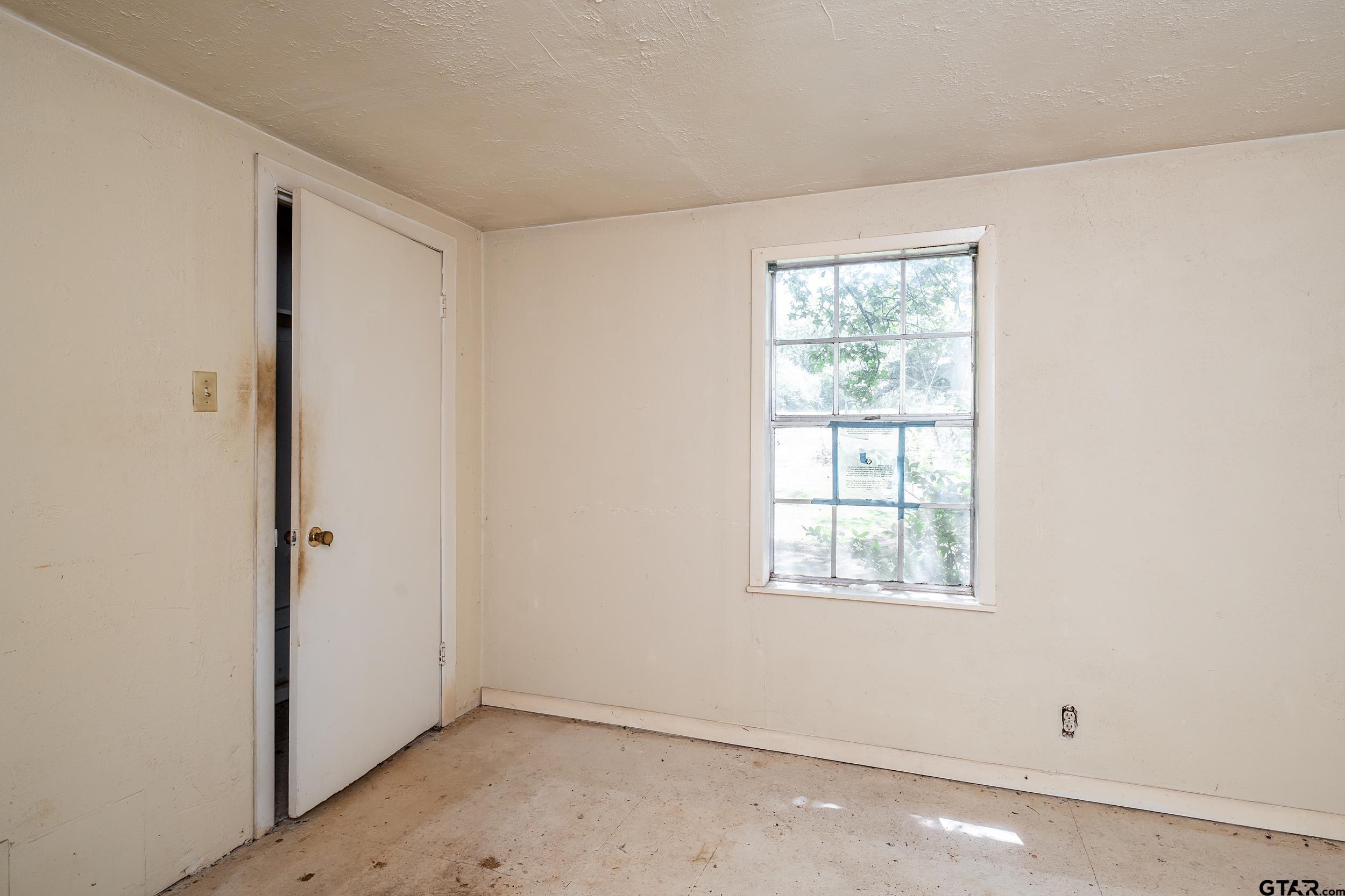 13174 County Road 434 Lindale, TX 75771 - Photo 19 of 32 an empty room with a window