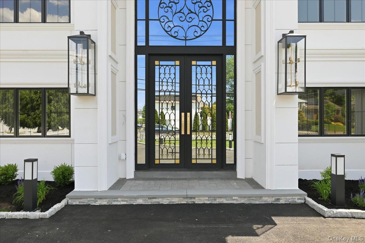 72 Haypath Road Bethpage, NY 11714 - Photo 4 of 43