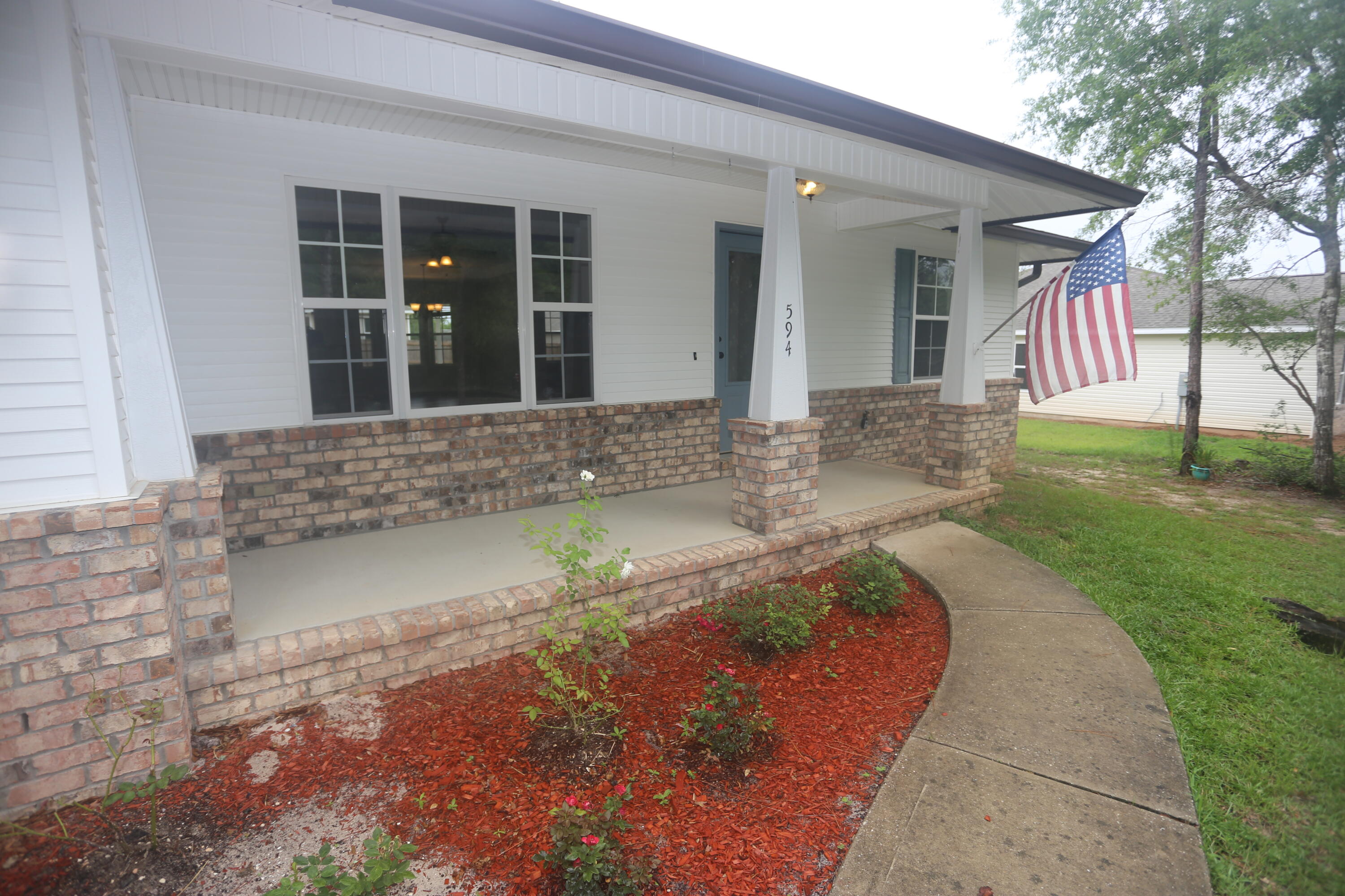 594 Hunters Ridge Road DeFuniak Springs, FL 32433 - Photo 2 of 17 a front view of a house with garden