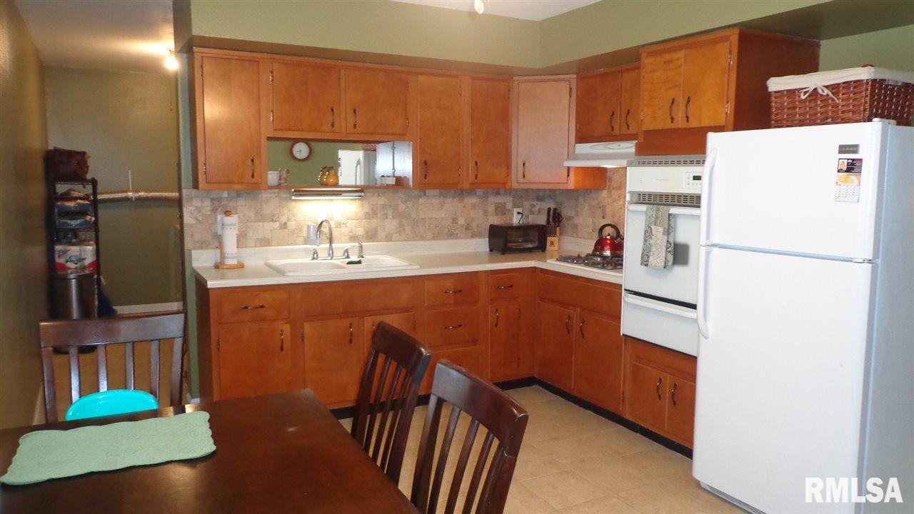 305 East Bittersweet Road Washington, IL 61571 - Photo 9 of 36 Gallery Image 9