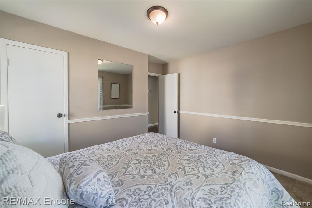435 Rivard Boulevard Waterford, MI 48327 - Photo 18 of 37