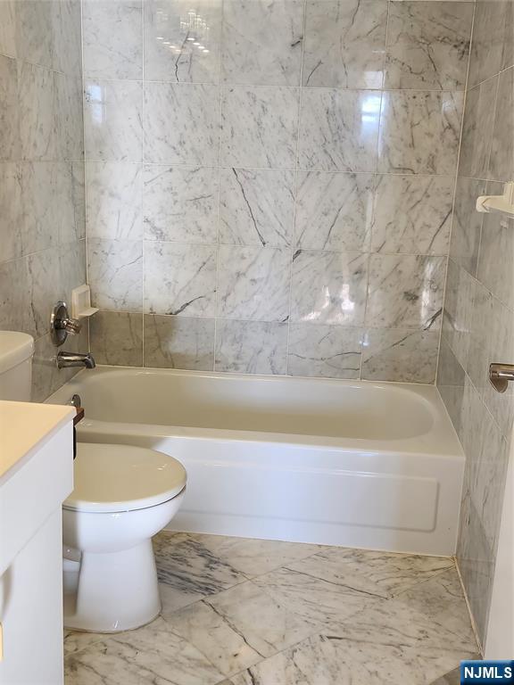 840 River Road, Unit 407 Edgewater, NJ 07020 - Photo 12 of 14 a bathroom with a bathtub and a toilet