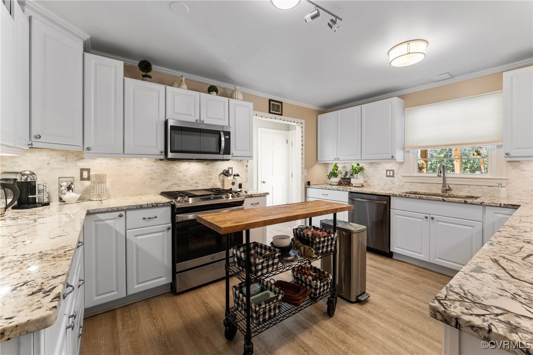 200 St Georges Boulevard Williamsburg, VA 23185 - Photo 20 of 49 Kitchen with crown molding, decorative backsplash,