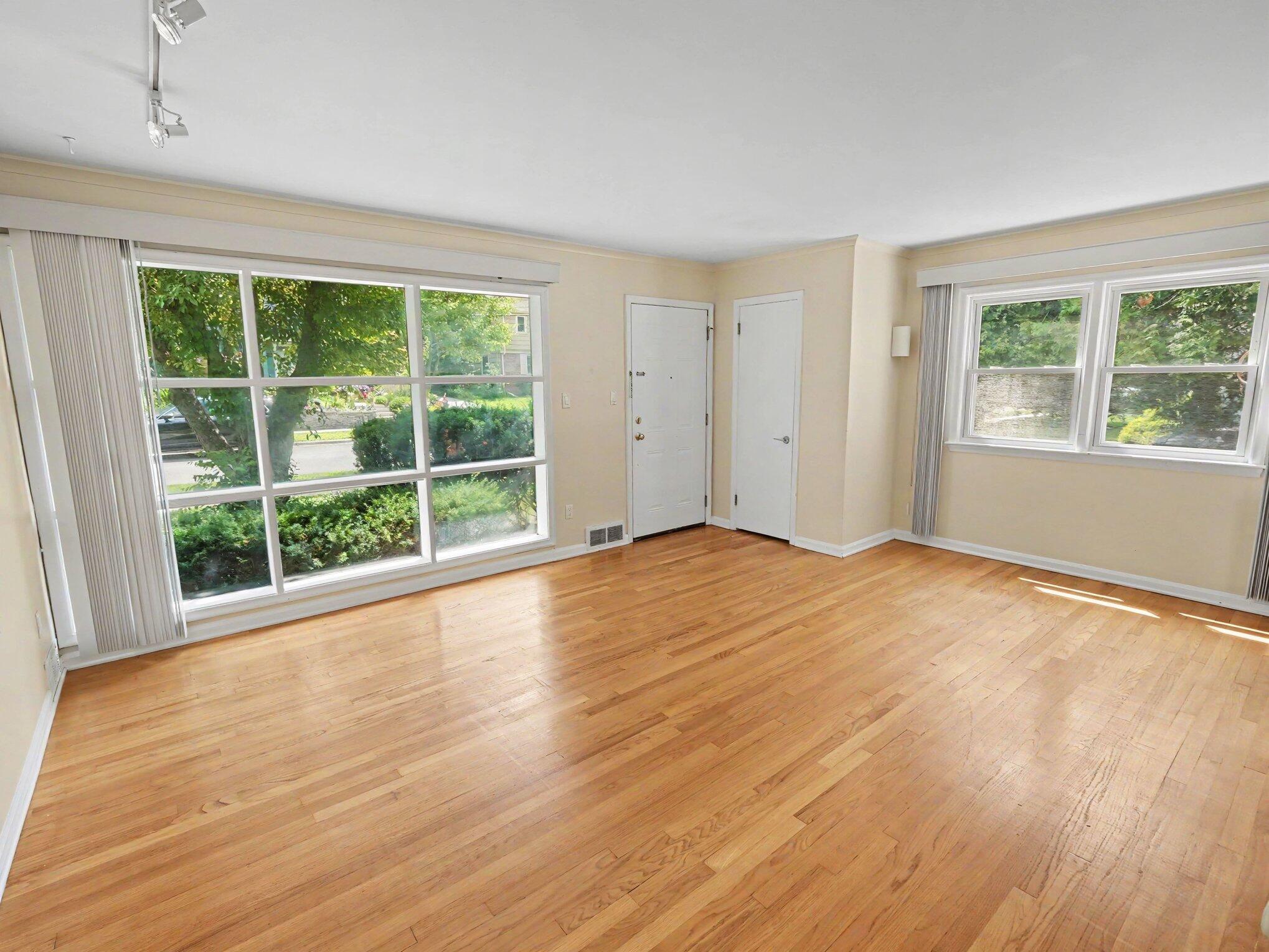 2010 Ferdon Road Ann Arbor, MI 48104 - Photo 4 of 24 004_file_1318