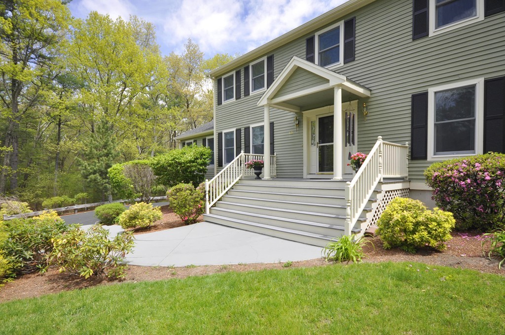 13 Erin Way Middleton, MA 01949 - Photo 3 of 30 Gallery Image 3