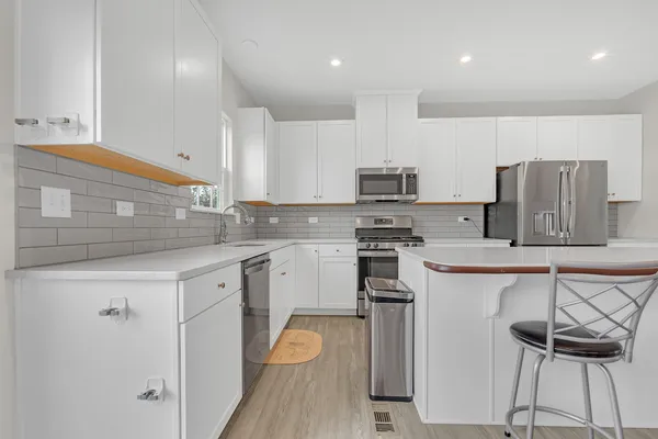 $3,750 | 780 Weller Drive, Des Plaines, IL 60016