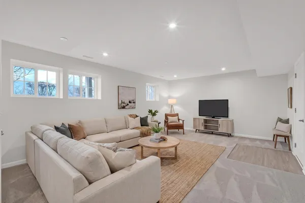 $3,750 | 780 Weller Drive, Des Plaines, IL 60016